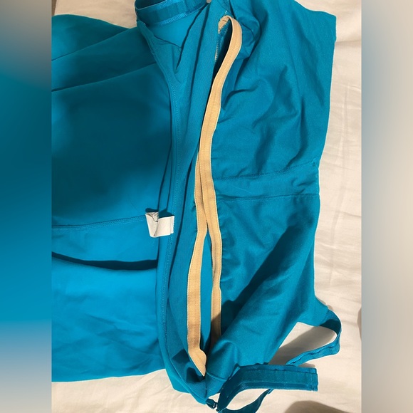 LULULEMON TANK TOP NEVER USED❤️ - Picture 4 of 4